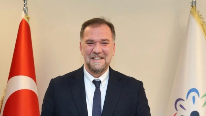 Son Dakika: Onursal Adıg&uuml;zel&rsquo;in Tanımadığını S&ouml;ylediği Ş&uuml;pheliyle Fotoğrafı Belediyenin Web Sitesinde Yer Aldı