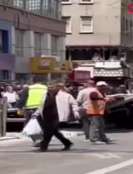 SON DAKİKA&hellip; Ankara'da yıkım &ccedil;alışmasında platform caddeye devrildi!