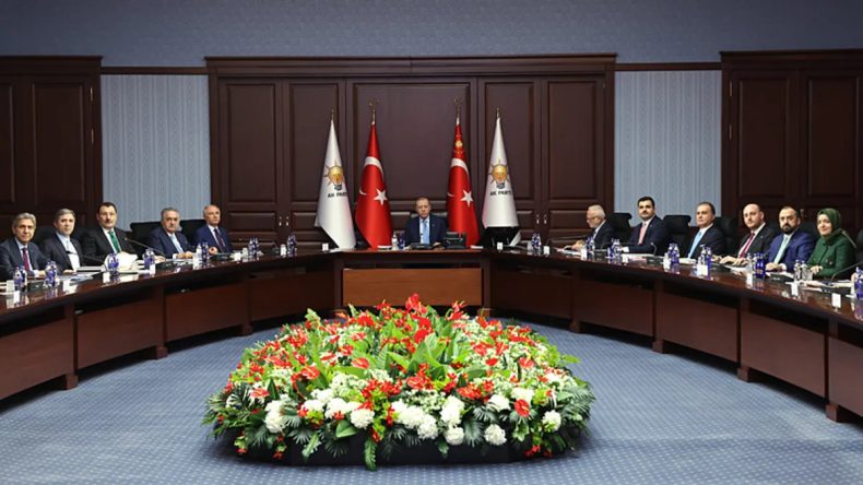 SON DAKİKA&hellip; Başkan Recep Tayyip Erdoğan AK Parti MYK&rsquo;yı topluyor: G&uuml;ndemde okul g&uuml;venliği ve dijital tehlike var!