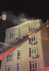 SON DAKİKA&hellip; İstanbul K&uuml;&ccedil;&uuml;k&ccedil;ekmece'de otel yangını! Alevler 1 saatte s&ouml;nd&uuml;r&uuml;ld&uuml;: 2 kişi kurtarıldı!