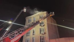 SON DAKİKA&hellip; İstanbul K&uuml;&ccedil;&uuml;k&ccedil;ekmece'de otel yangını! Alevler 1 saatte s&ouml;nd&uuml;r&uuml;ld&uuml;: 2 kişi kurtarıldı!