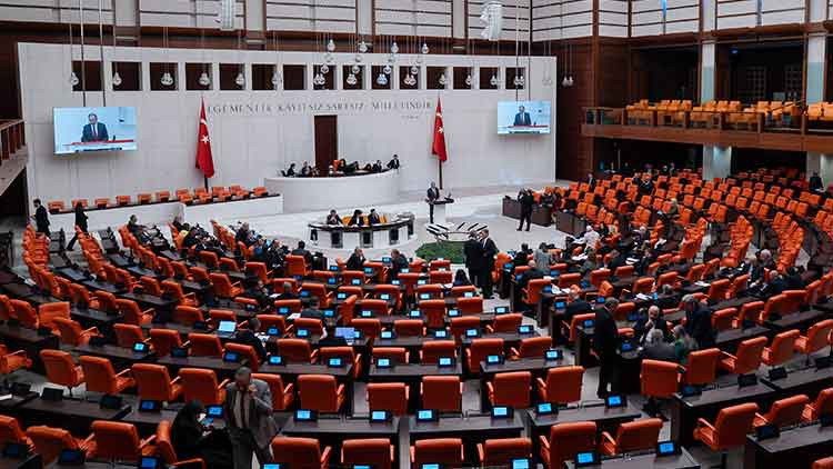 Sosyal medyaya ve doğum iznine y&ouml;nelik d&uuml;zenlemeleri de i&ccedil;eren kanun teklifinin ilk 6 maddesi kabul edildi