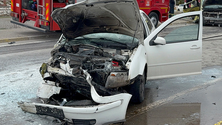 Spor kul&uuml;b&uuml; tesislerinin &ouml;n&uuml;nde kaza: 4'&uuml; futbolcu 6 yaralı