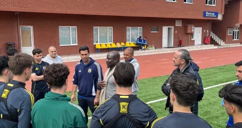 Stephen Appiah'tan Fenerbah&ccedil;eli Gen&ccedil; Futbolculara Ziyaret!