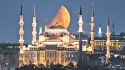 Sultanahmet&rsquo;te &lsquo;yarım ay&rsquo; manzarası