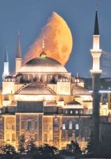 Sultanahmet&rsquo;te &lsquo;yarım ay&rsquo; manzarası