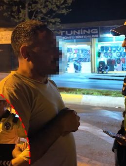 Sultanbeyli&rsquo;de hayrete d&uuml;ş&uuml;ren olay! 13 yaşındaki &ccedil;ocuğu direksiyona ge&ccedil;iren babanın savunması pes dedirtti: "&Ccedil;ocuğun psikolojisi bozuk"