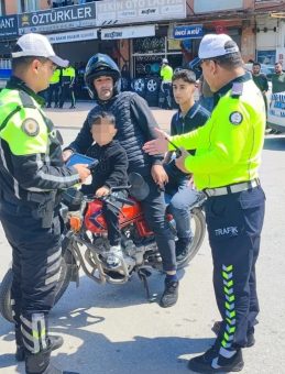 S&uuml;r&uuml;c&uuml; Babaya Ceza, Yolcu &Ccedil;ocuğa Hediye