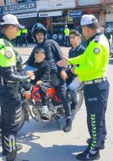 S&uuml;r&uuml;c&uuml; Babaya Ceza, Yolcu &Ccedil;ocuğa Hediye