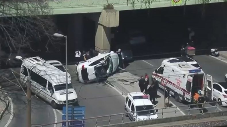 Takla Atan Otomobil Alt Ge&ccedil;ide &Ccedil;arptı: 1 Yaralı