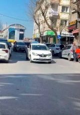 Takmaya &ccedil;alıştığı tabelayla kaldırımda bekleyen şahısın &uuml;zerine d&uuml;şt&uuml;