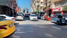 Takmaya &ccedil;alıştığı tabelayla kaldırımda bekleyen şahısın &uuml;zerine d&uuml;şt&uuml;