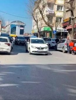 Takmaya &ccedil;alıştığı tabelayla kaldırımda bekleyen şahısın &uuml;zerine d&uuml;şt&uuml;