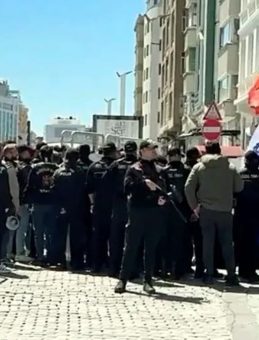 Taksim'de 1 Mayıs &ouml;ncesinde izinsiz g&ouml;steriye polis m&uuml;dahale etti!