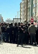 Taksim'de 1 Mayıs &ouml;ncesinde izinsiz g&ouml;steriye polis m&uuml;dahale etti!