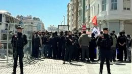 Taksim'de 1 Mayıs &ouml;ncesinde izinsiz g&ouml;steriye polis m&uuml;dahale etti!