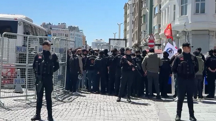 Taksim'de izinsiz g&ouml;steriye polis m&uuml;dahalesi