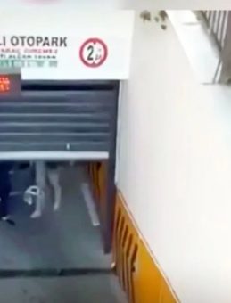 Tamir ettiği kepenk başına d&uuml;şen iş&ccedil;i ağır yaralandı