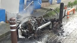 Tamir sırasında yanan elektrikli motosiklet k&uuml;le d&ouml;nd&uuml;