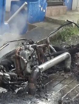 Tamir sırasında yanan elektrikli motosiklet küle döndü