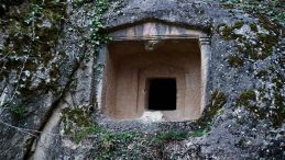 Tarihin İzlerini Taşıyan Miras: Ordu'nun Kaya Mezarları Ziyaret&ccedil;ilerin İlgisini &Ccedil;ekiyor