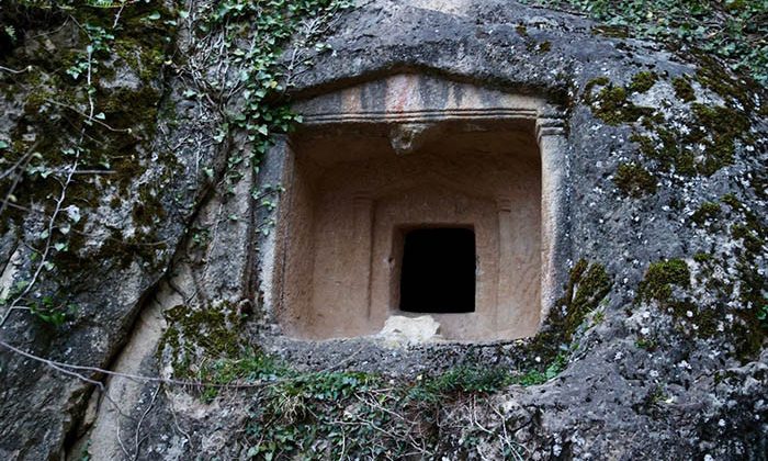 Tarihin İzlerini Taşıyan Miras: Ordu'nun Kaya Mezarları Ziyaret&ccedil;ilerin İlgisini &Ccedil;ekiyor