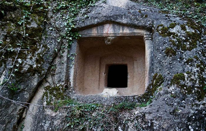 Tarihin İzlerini Taşıyan Miras: Ordu'nun Kaya Mezarları Ziyaret&ccedil;ilerin İlgisini &Ccedil;ekiyor