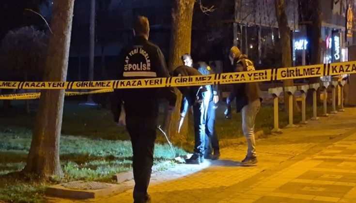 Tartışma kavga d&ouml;nd&uuml;, arkadaşını silahla vurdu