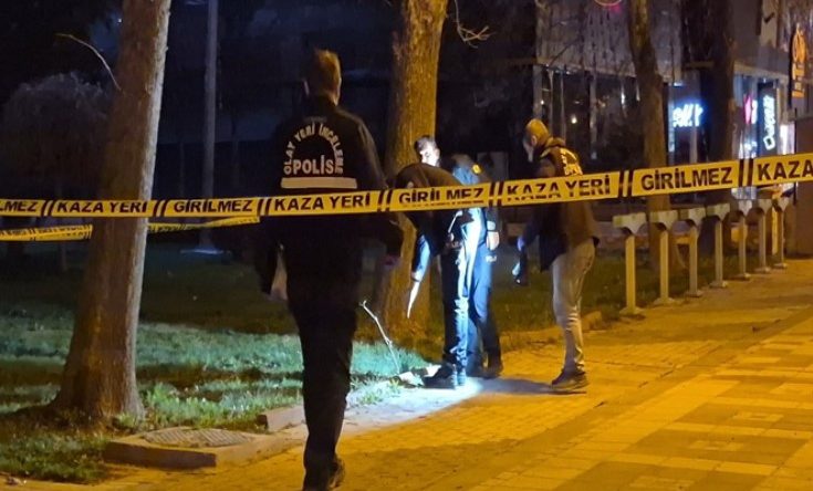 Tartışma kavga d&ouml;nd&uuml;, arkadaşını silahla vurdu