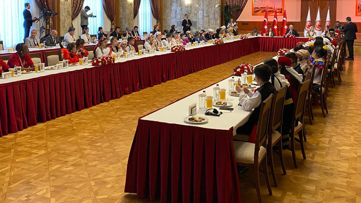 TBMM Başkanı Kurtulmuş, 26 &uuml;lkeden T&uuml;rkiye'ye gelen &ccedil;ocuklarını kabul etti