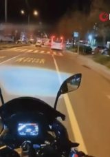 Tekirdağ'da otomobil ile &ccedil;arpışan motosikletli yaralandı: Kaza anı kask kamerasında
