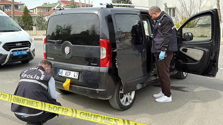 Tekirdağ'da trafikte &lsquo;yol verme&rsquo; kavgası! Otomobili takip edip s&uuml;r&uuml;c&uuml;y&uuml; tabancayla vurarak yaraladı