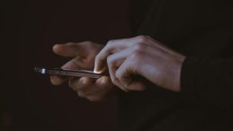 Telefonuna gelen reklamı kapatmak isterken dolandırıldı: Faiziyle birlikte bankadan tazminat alacak