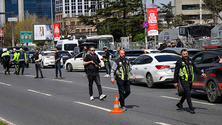Ter&ouml;r saldırısında polislerle alay eden kişiler hakkında iddianame hazırlandı