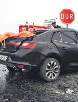 TIR, otomobile &ccedil;arptı; DSİ M&uuml;d&uuml;r&uuml; yaşamını yitirdi