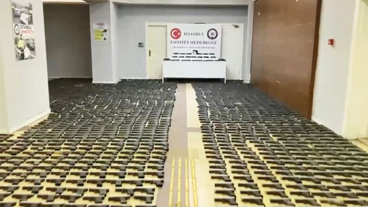 Toprak Altından Binlerce Silah &Ccedil;ıktı