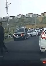 Trafikte Dehşet! Sollama tartışması kavgaya d&ouml;n&uuml;şt&uuml;: 2 tutuklama, 1 milyonluk ceza