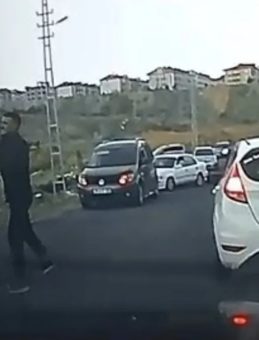 Trafikte Dehşet! Sollama tartışması kavgaya d&ouml;n&uuml;şt&uuml;: 2 tutuklama, 1 milyonluk ceza