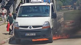Trafikte panik anları… Kamyonette yangın &ccedil;ıktı, yoldan ge&ccedil;en s&uuml;r&uuml;c&uuml;ler m&uuml;dahale etti