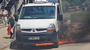 Trafikte panik anları… Kamyonette yangın &ccedil;ıktı, yoldan ge&ccedil;en s&uuml;r&uuml;c&uuml;ler m&uuml;dahale etti