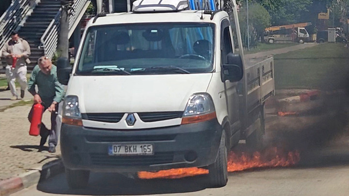 Trafikte panik anları… Kamyonette yangın &ccedil;ıktı, yoldan ge&ccedil;en s&uuml;r&uuml;c&uuml;ler m&uuml;dahale etti