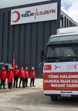 T&uuml;rk Kızılay, İran&rsquo;a insani yardım malzemesi g&ouml;nderdi
