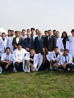 T&uuml;rkiye Tanrı Dağları&rsquo;nın Eteğinde Hekim Yetiştiriyor