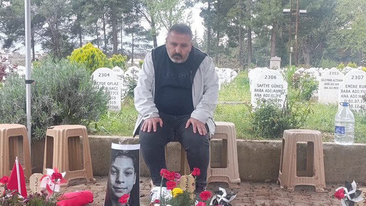 T&uuml;rkiye'yi yasa boğan vahşet! Mezarlığı ziyaret edenler g&ouml;zyaşlarına boğuluyor: Kendi &ccedil;ocuğum vefat etmiş gibi