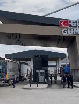 T&uuml;rkiye&rsquo;den İran&rsquo;a 6 TIR tıbbi yardım sevkiyatı