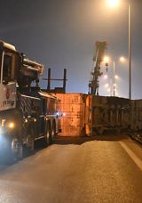 Tuzla'da Lastiği Patlayan Tır Devrildi: Kilometrelerce Trafik Yoğunluğu Oluştu