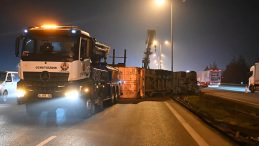 Tuzla'da Lastiği Patlayan Tır Devrildi: Kilometrelerce Trafik Yoğunluğu Oluştu