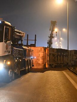 Tuzla'da Lastiği Patlayan Tır Devrildi: Kilometrelerce Trafik Yoğunluğu Oluştu