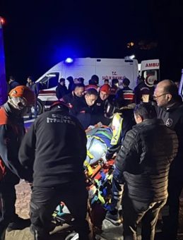 U&ccedil;uruma Yuvarlanan 3 Kişi Operasyonla Kurtarıldı