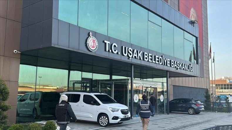 Uşak Belediyesi&rsquo;ne y&ouml;nelik r&uuml;şvet soruşturmasında g&ouml;zaltına alınan 28 ş&uuml;pheli İstanbul&rsquo;a getirildi